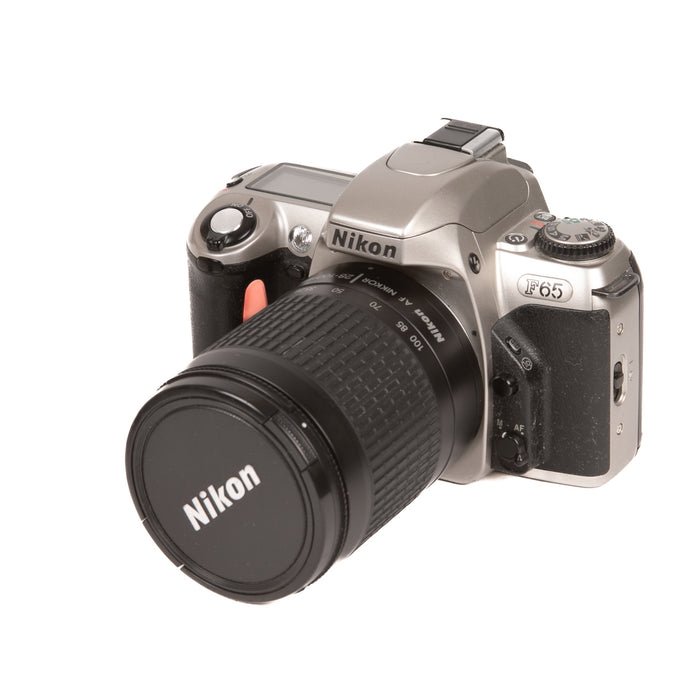 Fotocamera analogica Nikon F65 con 28-80mm AF G+70-3004--5,6 g