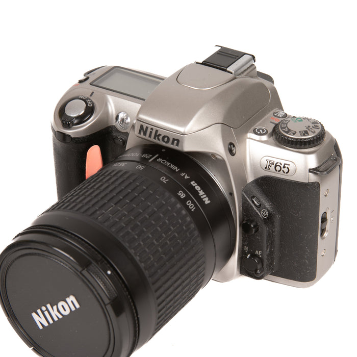 Fotocamera analogica Nikon F65 con 28-80mm AF G+70-3004--5,6 g
