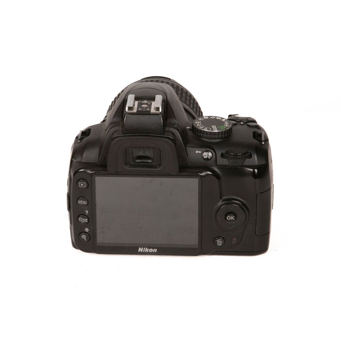 Nikon D3000 + 18-55mm f/3.5-5.6G ED VR II