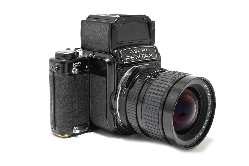 Fotocamera analogica Pentax 6x7 con accessorio e 75mm SMC F4.5