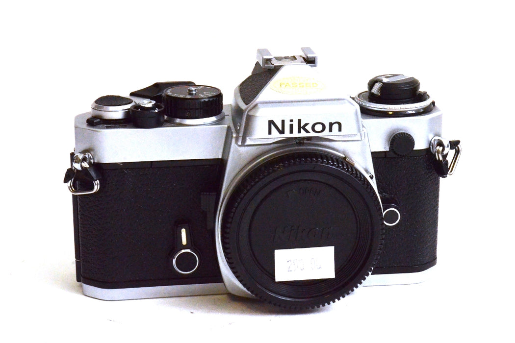 Fotocamera analogica Nikon FE silver