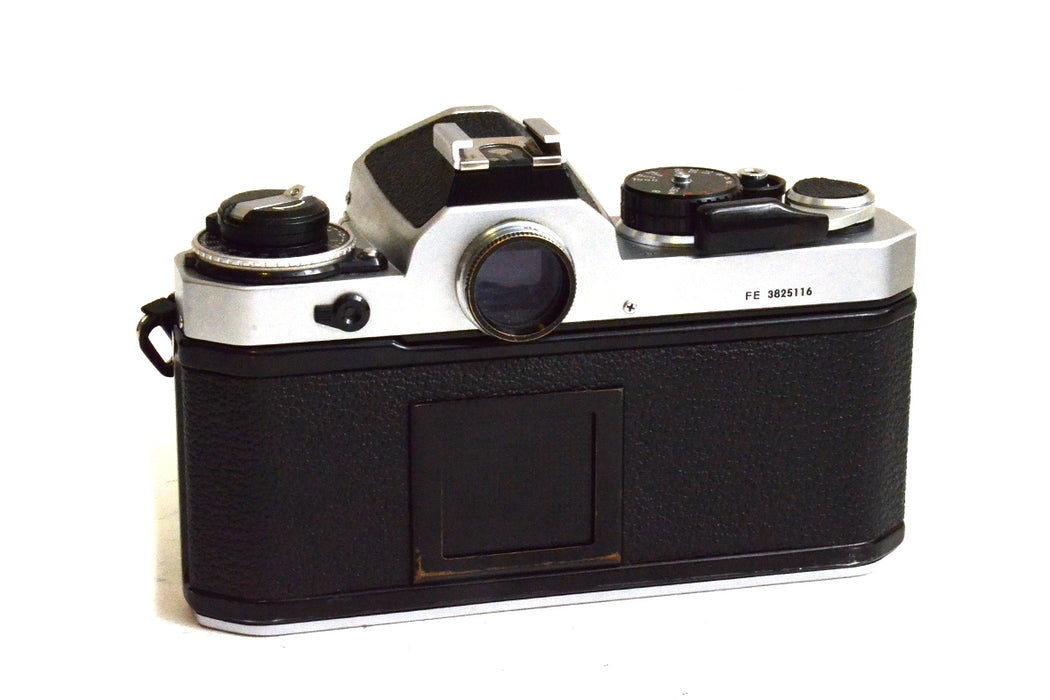 Fotocamera analogica Nikon FE silver