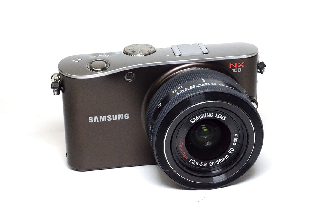 FOTOCAMERA SAMSUNG NX100 + OB.20-50MM F3.5-5.6 ED + N.2 BATTERIE CON BORSA