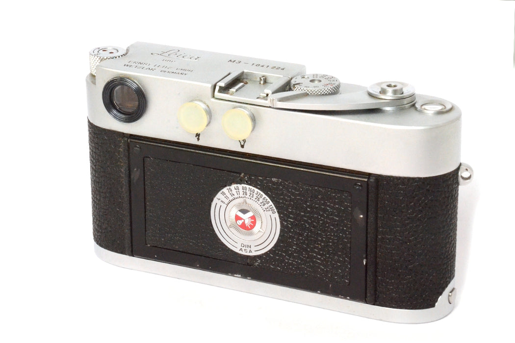 Fotocamera analogica Leica M3 con custodia