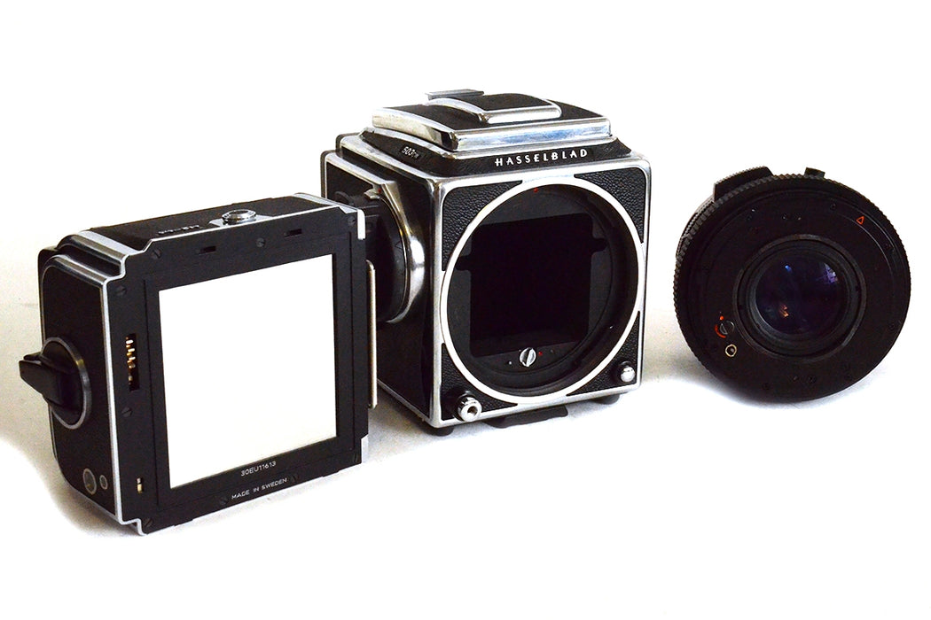 Fotocamera analogica Hasselblad 503CW con 80CF ed accessori