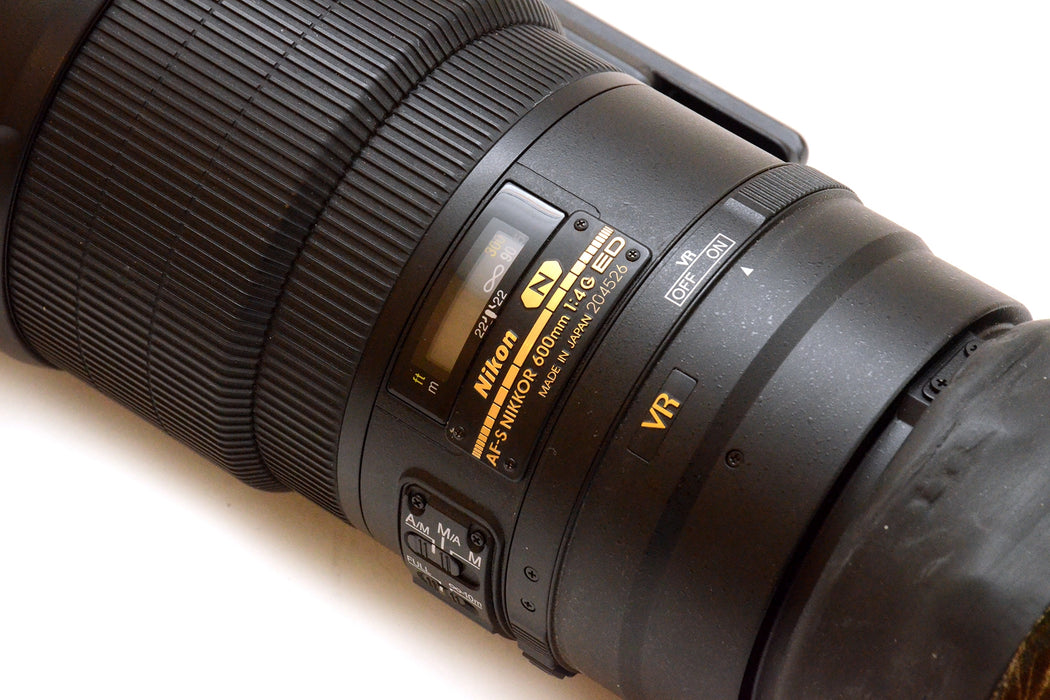 OBIETTIVO NIKON AF-S NIKKOR 600MM F4G ED VR + COPERTURA MIMETICA E STAFFE - BELLO
