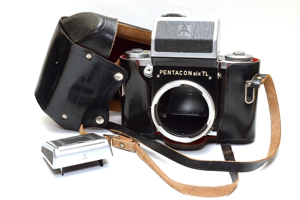 Fotocamera analogica Pentacon Six TL con accessori