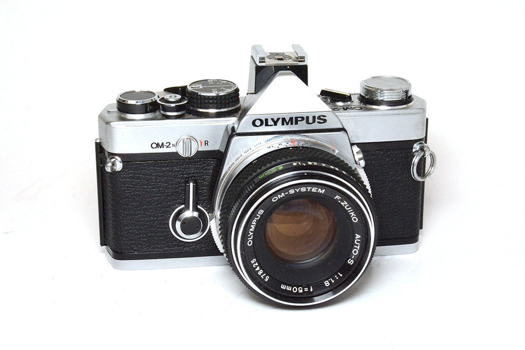 Fotocamera analogica Olympus OM-2n con custodia e 50mm F1.8