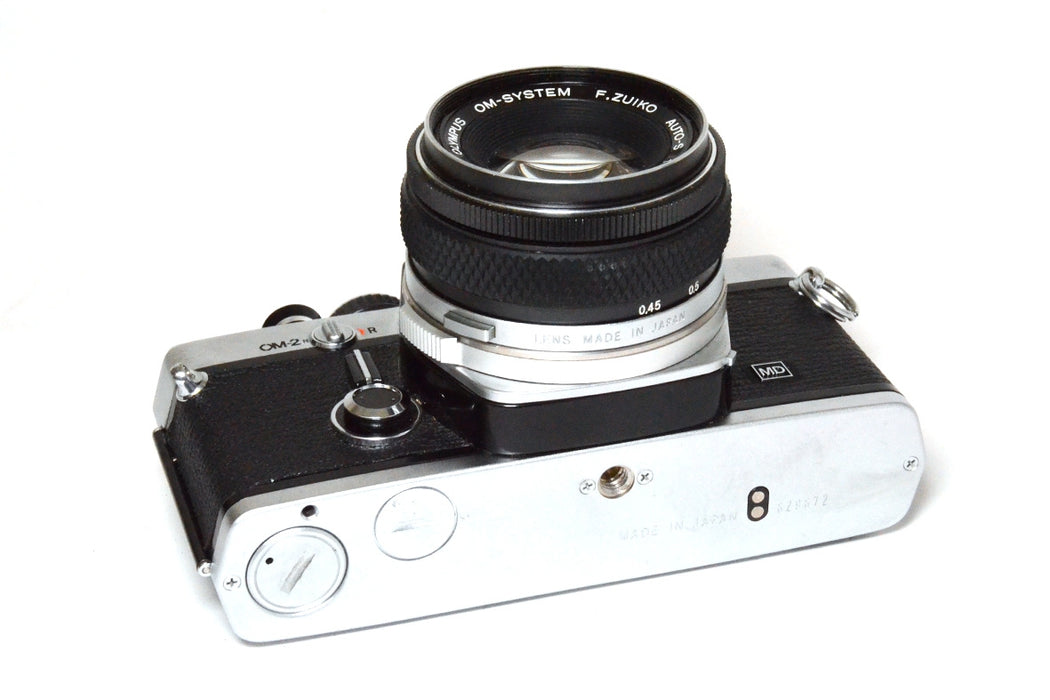 Fotocamera analogica Olympus OM-2n con custodia e 50mm F1.8