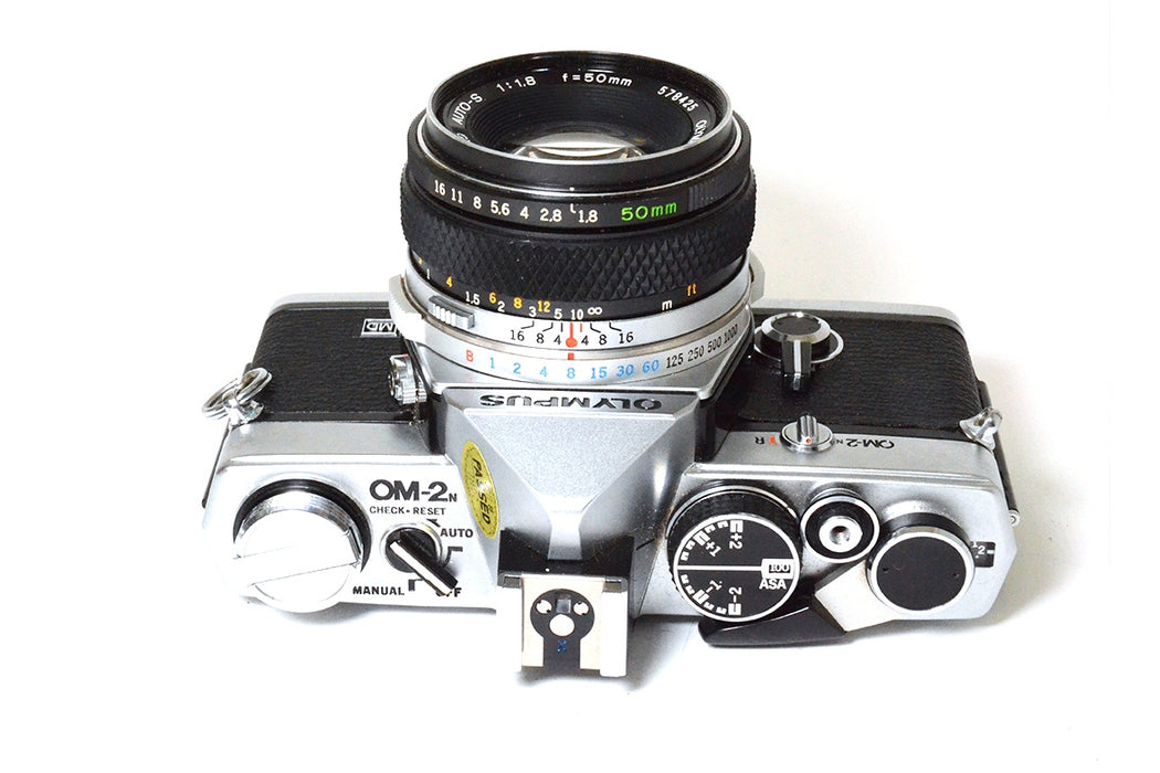 Fotocamera analogica Olympus OM-2n con custodia e 50mm F1.8