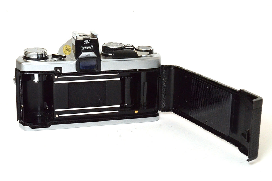 Fotocamera analogica Olympus OM-2n con custodia e 50mm F1.8